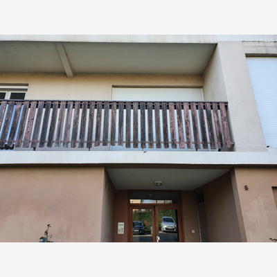image_lattes en bois d'un balcon a rénover
