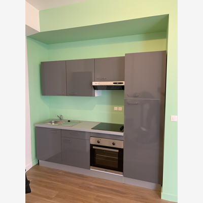 image_poseur de cuisine et dressing qualifié