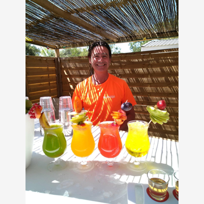 image_recherche barmaid plus une serveuse restauration