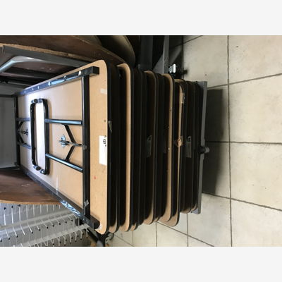 image_cherche transport de 200 chaises pliantes + 18 tables (en vrac)