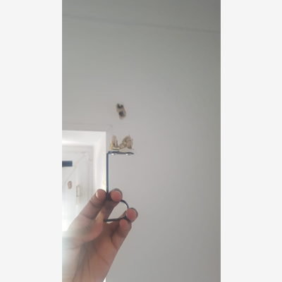 image_Réparer un trou dans le mur et réinstaller le support de tringle