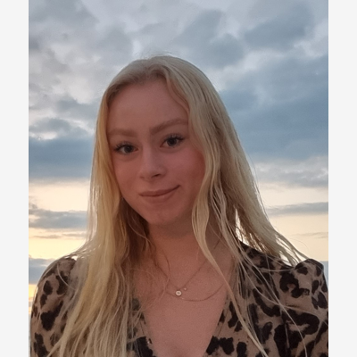 image_Jeune fille souriante et à l'écoute
