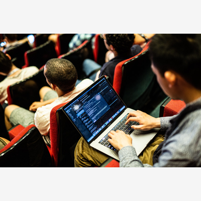 image_Apprendre le langage génératif par l'intelligence artificielle aux étudiants acquéreurs et académiquement intègres.