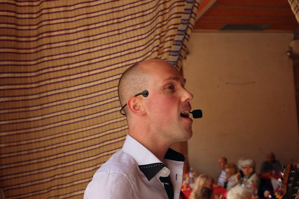 image_Chanteur et guitariste de chanson française