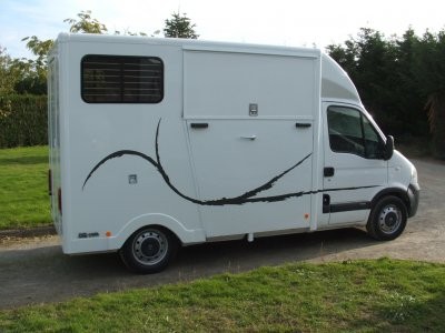 image_location camion chevaux gard