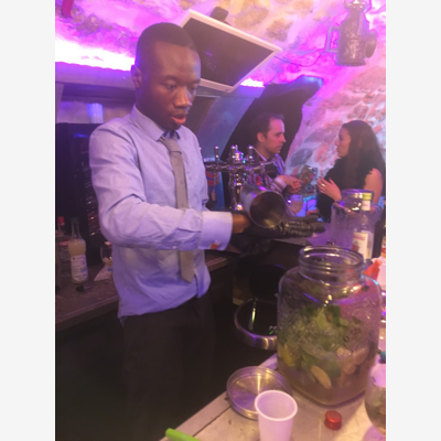 image_Jeune barman "Préparation de Cocktails"