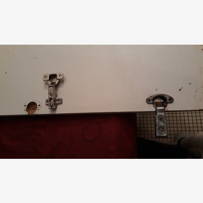 image_Remplacer 2 charnières de porte sur un meuble de cuisine