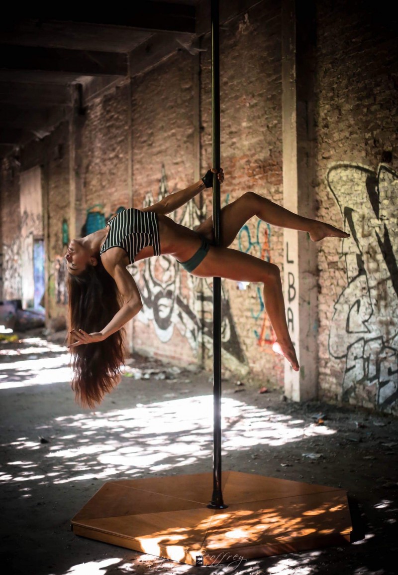 image_Apprendre la pole dance / location de podium