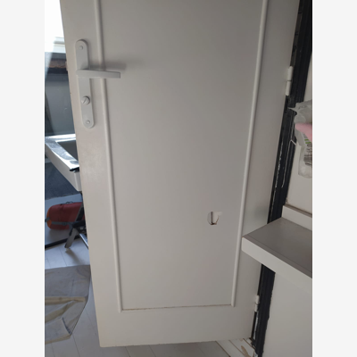 image_Réparer trou dans une porte intérieure en contreplaqué