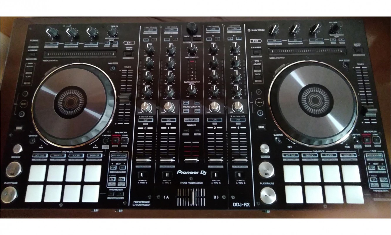 image_DEEJAY Compositeur et aussi animateur mixeur