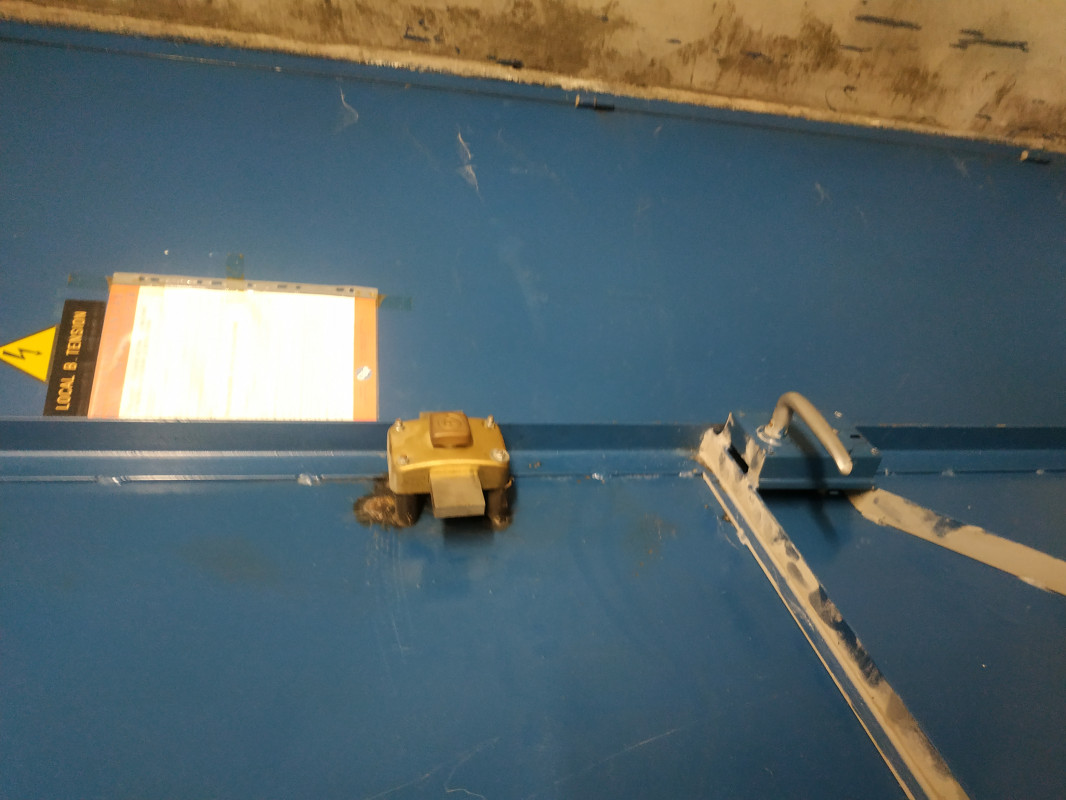 image_Installer loquet sur une porte en métal