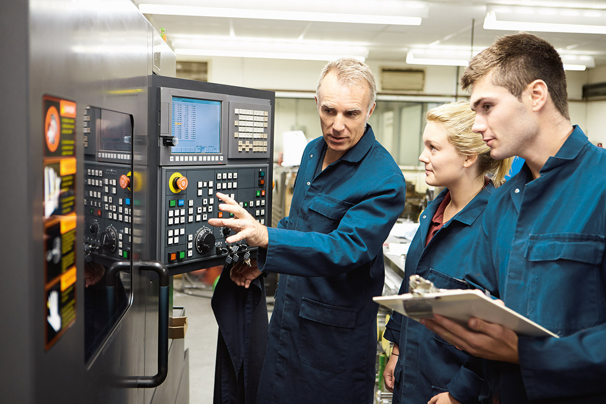 image_Opérateur d'usinage sur machine à commande numérique