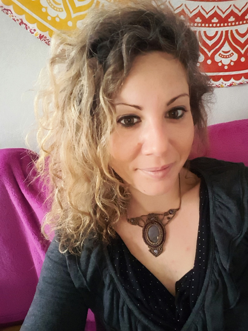image_jeune femme propose garde d'animaux