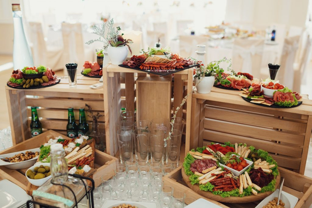 image_cherche serveuse pour un mariage champêtre
