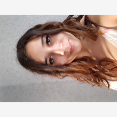 image_Jeune fille souriante et flexible