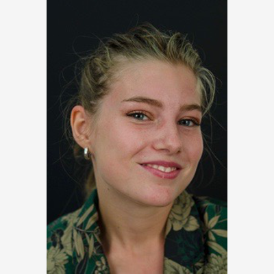 image_Étudiante donne cours d'anglais