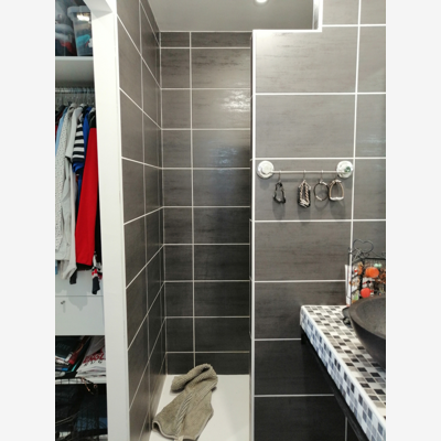 image_Pose d'une porte de douche en verre
