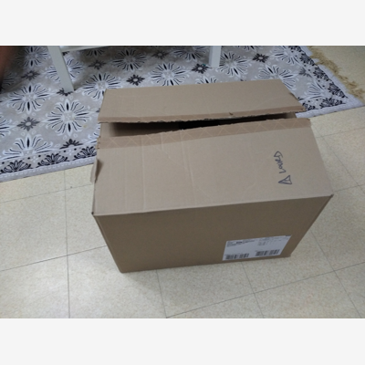 image_O1 carton contenant un magnétophone à bandes