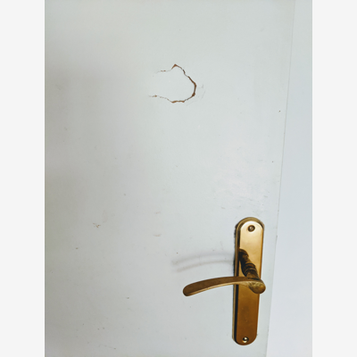image_Réparation d'un enfoncement sur une porte intérieure de l'appartement